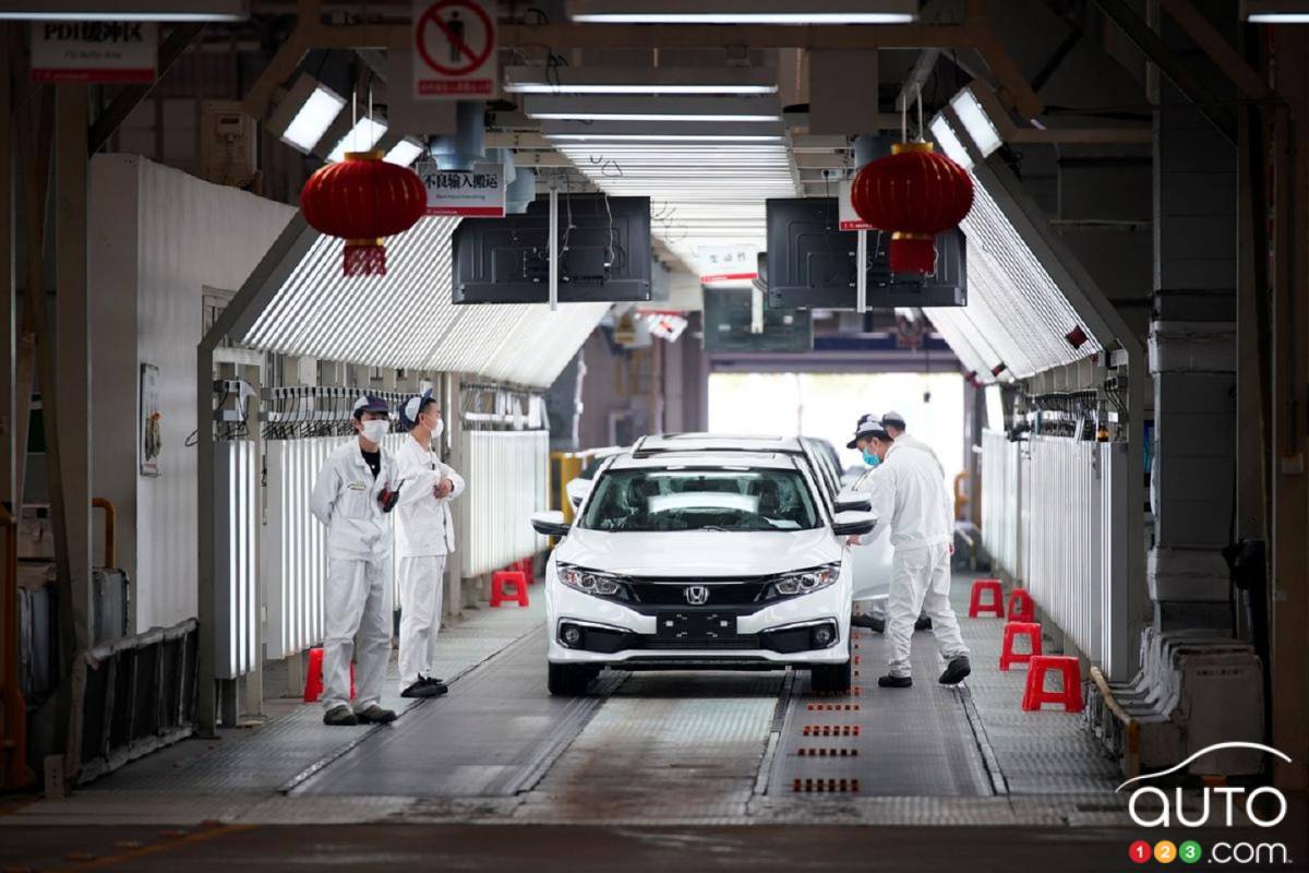 Carmakers Plan Gradual Reopening of Auto Plants